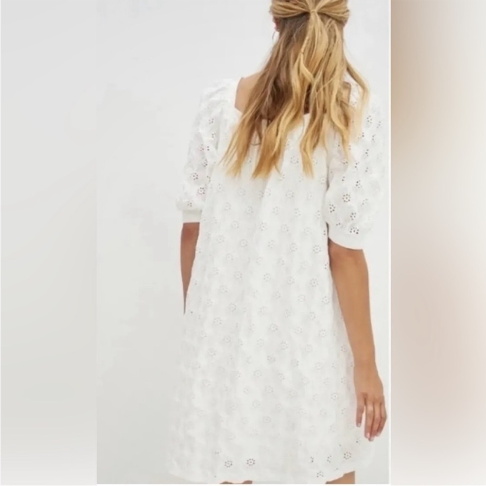 🎉🎉HOST PICK 🌟Elegant White Eyelet Dress - Picture 3 of 5